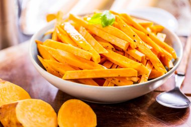 tatlı patates yakından görmek ile lezzetli kase dilimlenmiş ve fesleğen yaprağı, seçici odak 