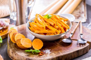 tatlı patates yakından görmek ile lezzetli kase dilimlenmiş ve fesleğen yaprağı, seçici odak 