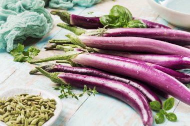 Kırsal ahşap arka planda taze mor Japon patlıcanları.