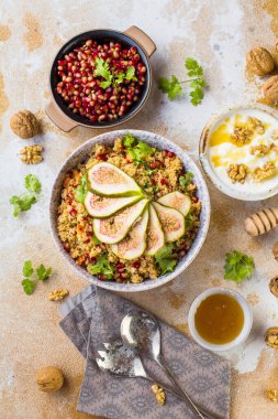 İncir ve nar tohumlu lezzetli çörekler. 