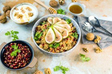 İncir ve nar tohumlu lezzetli çörek, bal, fındık ve meyve. 