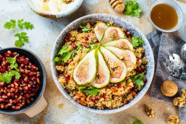 İncir ve nar tohumlu lezzetli çörek, bal, fındık ve meyve. 