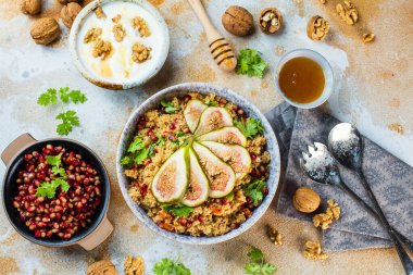 İncir ve nar tohumlu, bal ve fındıklı lezzetli çörekler.