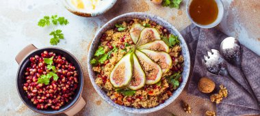 İncir ve nar tohumlu, bal ve fındıklı lezzetli çörekler.