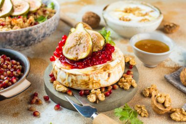 İncir ve nar tohumlu lezzetli çörekler, masada bal ve fındık. 