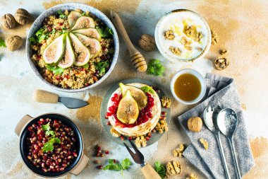 İncir ve nar tohumlu, bal ve fındıklı lezzetli çörekler. 