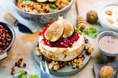 İncir ve nar tohumlu lezzetli çöreğin yakın plan görüntüsü. 