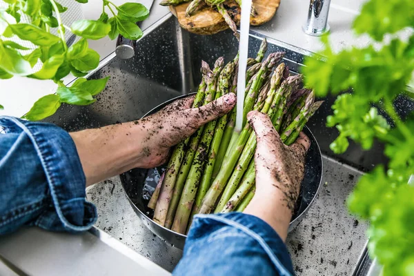 Vágott Lövés Férfi Kéz Mosás Friss Spárga Mosogatóban — Stock Fotó