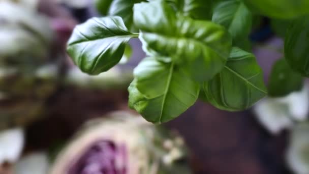 Vista Cerca Alcachofas Frescas Saludables Hojas Albahaca Sobre Una Mesa — Vídeo de stock