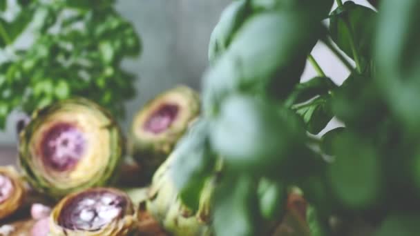 Vue Rapprochée Artichauts Frais Sains Feuilles Basilic Sur Une Table — Video