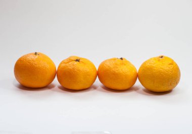 Beyaz bir arka plan üzerinde izole mandalina