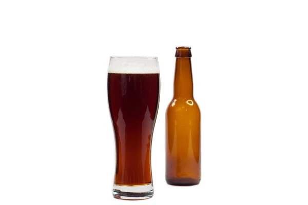 Bicchiere Birra Scura Con Bottiglia Marrone Isolata Sfondo Bianco — Foto Stock