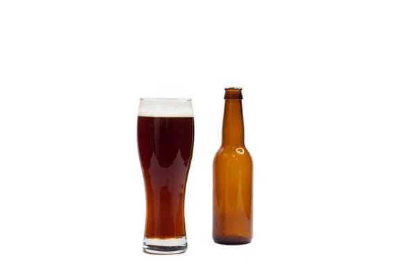 白を基調とした黒ビールのグラス — ストック写真