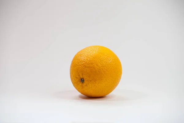 Uma Laranja Isolada Sobre Fundo Branco — Fotografia de Stock