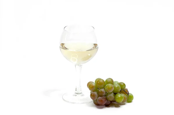Beyaz Arka Planda Izole Edilmiş Üzümlü Bir Bardak Beyaz Şarap — Stok fotoğraf