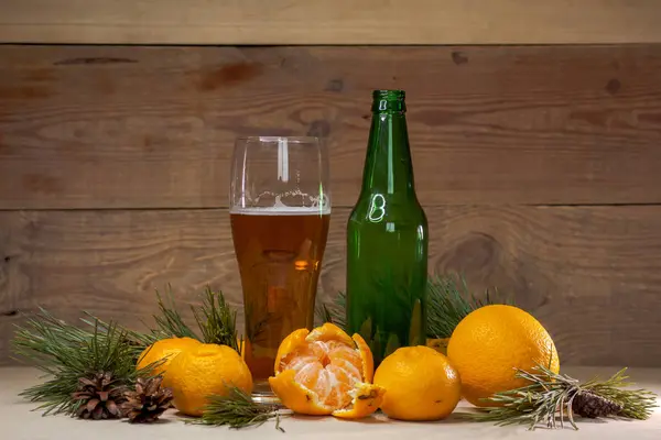 Vaso Cerveza Ligera Con Mandarinas — Foto de Stock