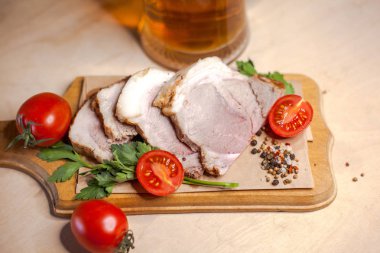 Smoked pork with tomatoes and light beer