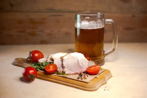 Cerdo Ahumado Con Tomates Cerveza Ligera — Foto de Stock