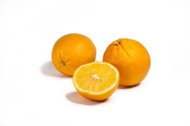 Portakallar beyaz arkaplanda izole edilmiş