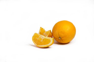 Portakallar beyaz arkaplanda izole edilmiş