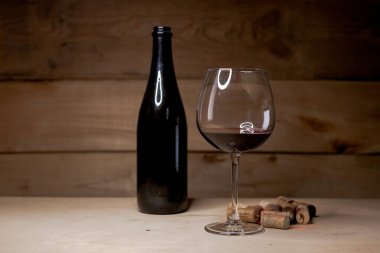 Bir şişe kırmızı şarap.