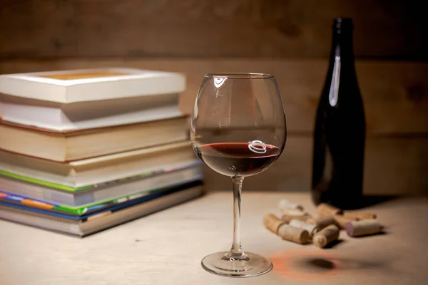 Ein Glas Rotwein Mit Einem Stapel Bücher — Stockfoto