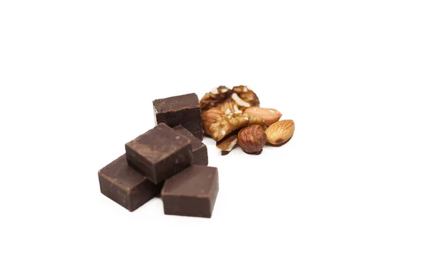 Schokolade Und Nüsse Isoliert Auf Weißem Hintergrund — Stockfoto