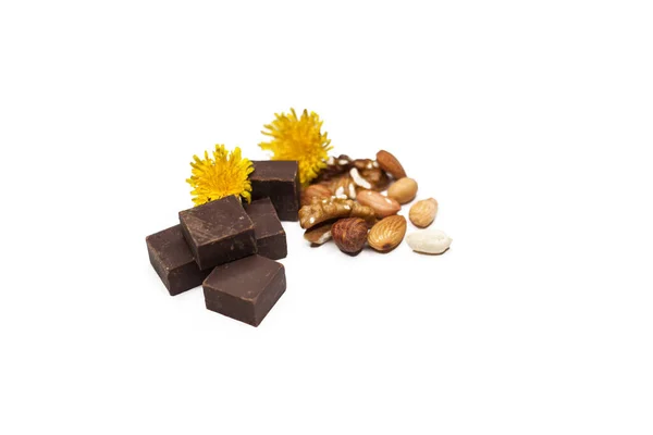 Шоколад Орехи Изолированы Белом Фоне — стоковое фото