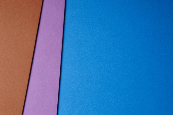 Цветные картонки на фоне синего фиолетового коричневого тона. Копирование пространства — стоковое фото