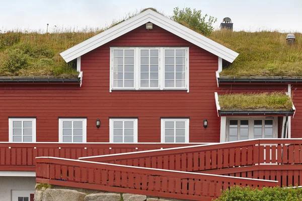 Cabanas tradicionais norwegian de madeira vermelha com chão no telhado . — Fotografia de Stock