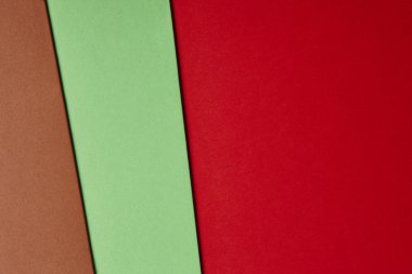 Renkli kartonlar kahverengi yeşil kırmızı tonu arka plan. Kopya alanı