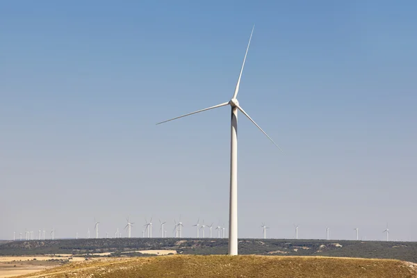 Ветряные турбины и голубое небо. Чистая альтернативная возобновляемая энергия . — стоковое фото