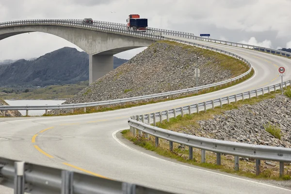 Norwegen. Atlantikstraße. Brücke über den Ozean. Reisepreis — Stockfoto