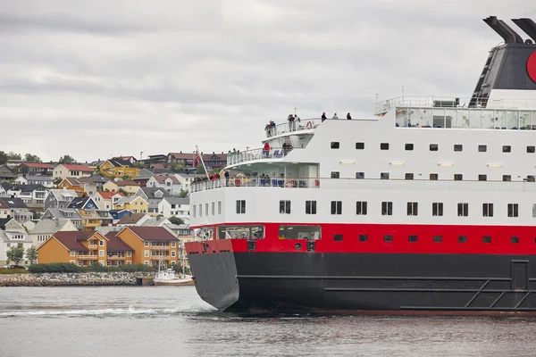 Noorwegen. Kristiansund harbor met cruise en gekleurde huizen. Trav — Stockfoto