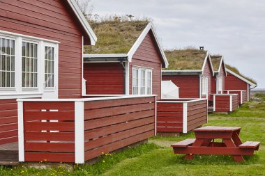 Çatıda yere geleneksel kırmızı ahşap Norveç kabin.