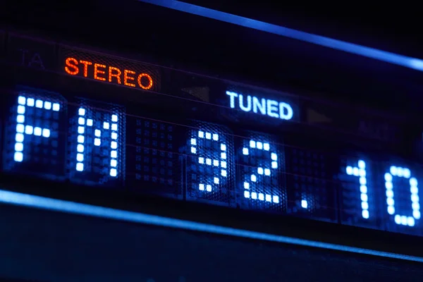 FM-tuner radio display. Stereo digitale frequentie station afgestemd. — Stockfoto