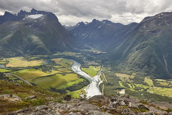 Landschap van Noorwegen. Romsdal fjord, Rauma rivier en Romsdal spoortraject — Stockfoto