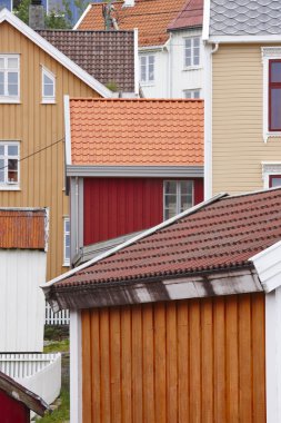 Renkli cephe Norveç'te ev sahipliği yapmaktadır. Kristiansund Sokağı. Seyahat ba