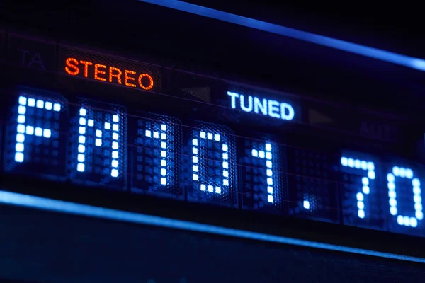 FM tuner rádió kijelző. Sztereó digitális frekvencia állomás hangolva. — Stock Fotó