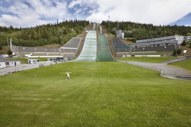 Kayakla atlama. Yapay parça. Norveç yaz. Spor arka plan