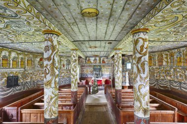 Geleneksel Norveç ahşap kilise iç. Stordal stavkyrkje
