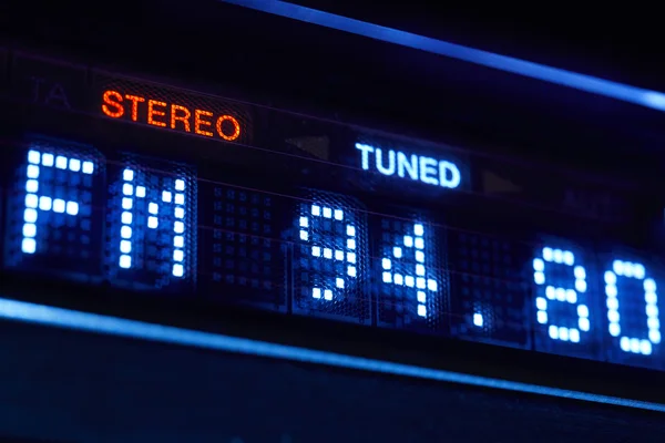 Monitor de rádio sintonizador FM. Estação de frequência digital estéreo sintonizada . — Fotografia de Stock