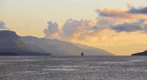 Norwegische Fjordlandschaft bei Sonnenuntergang mit Kreuzfahrt. Tourismus Norwegen — Stockfoto