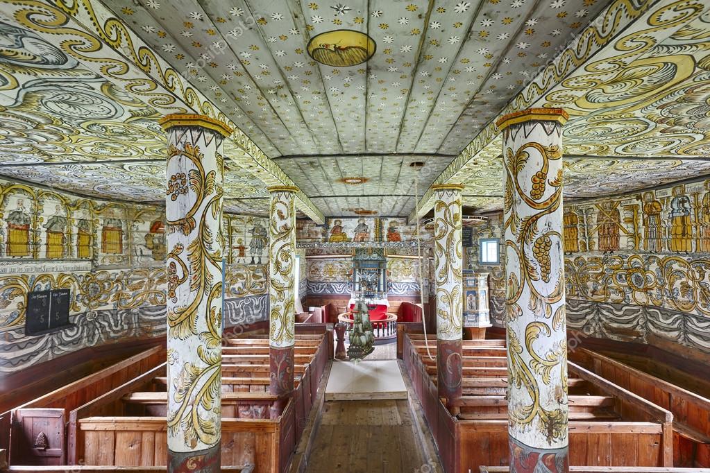 Traditionele Noorse houten kerk interieur. Stordal: stavkyrkje ... Traditionele Noorse houten kerk interieur. Stordal: stavkyrkje ...