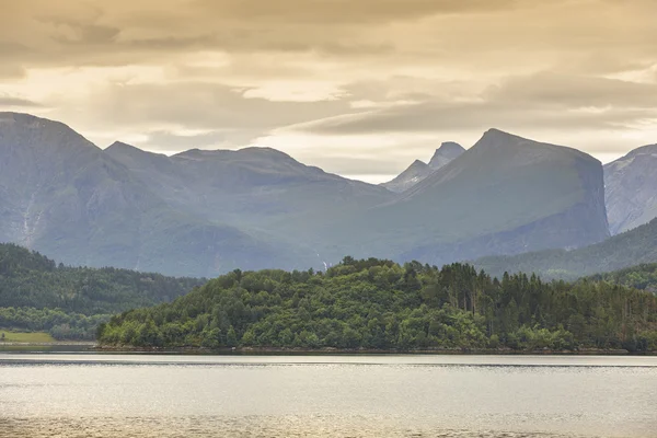 Norska landskap med fjord, skogen och bergen vid solnedgången. — Stockfoto