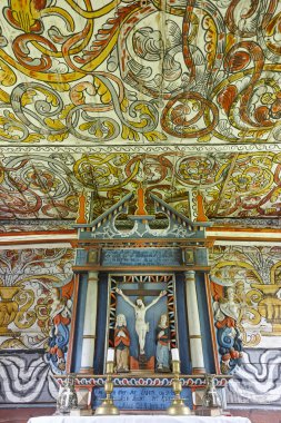 Geleneksel Norveç ahşap kilise iç. Sunak ayrıntı. Stor