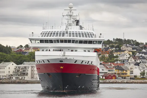 Noorwegen. Kristiansund harbor met cruise en gekleurde huizen. Trav — Stockfoto