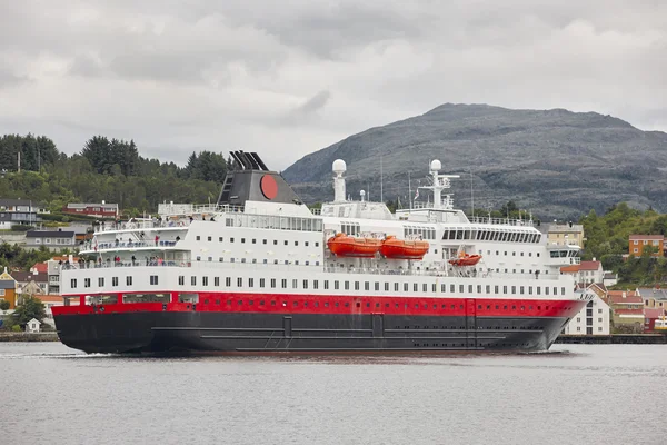 Norvège. Kristiansund port avec croisière et maisons colorées. Trav. — Photo