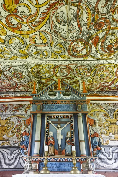 Interior tradicional de la iglesia de madera noruega. Detalle del altar. Stor. — Foto de Stock