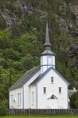 Geleneksel Norveç beyaz çıta Kilisesi. Valldal Sylte stavkyrk